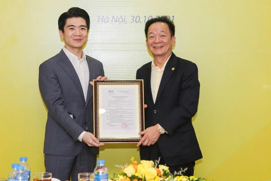 Chủ tịch HĐQT SHB ông Đỗ Quang Hiển trao Quyết định bổ nhiệm ông Đỗ Quang Vinh giữ chức Phó Tổng Giám đốc SHB