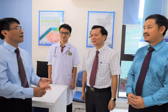 Dược sĩ Nguyễn Bình Minh (ngoài cùng bên phải) - Chủ tịch Tập đoàn y tế AMV Group (Ảnh: CDC Quảng Ninh)