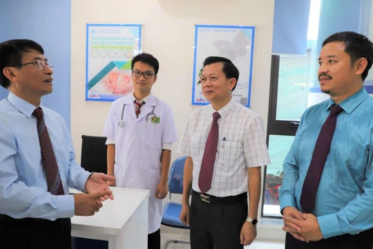 Dược sĩ Nguyễn Bình Minh (ngoài cùng bên phải) - Chủ tịch Tập đoàn y tế AMV Group (Ảnh: CDC Quảng Ninh)