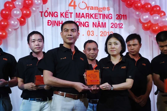 Bà La Mỹ Phượng (bên phải) trong một sự kiện của Công ty 4 Oranges