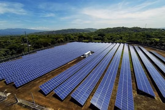 Nhà máy điện mặt trời Thanh Hóa 1 có công suất 160MW, tổng vốn đầu tư 2.824 tỉ đồng (Ảnh minh họa - Nguồn: Internet)