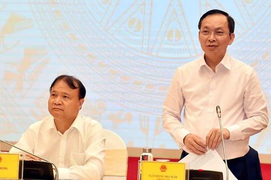 Phó Thống đốc NHNN Đào Minh Tú (phải) - Nguồn: VGP