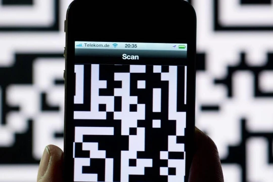 Nhờ sự nở rộ của công nghệ mã QR, khách hàng có thể gọi món và thanh toán bữa ăn tại nhà hàng mà không cần đến phục vụ hay người tính tiền. Ảnh: WSJ