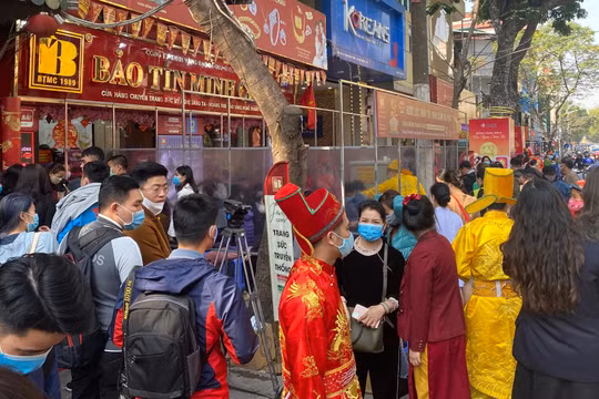Cửa hàng vàng của Bảo Tín Minh Châu tại Hà Nội ngay 'vía thần Tài' năm 2021. Ảnh: HB 