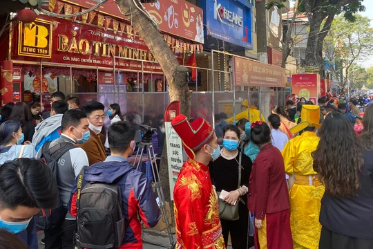 Cửa hàng vàng của Bảo Tín Minh Châu tại Hà Nội ngay 'vía thần Tài' năm 2021. Ảnh: HB 