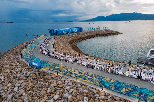 Đạo diễn chương trình đã biến cầu tàu dẫn ra bến du thuyền của thành phố bán đảo thương mại du lịch thông minh đẳng cấp quốc tế MerryLand Quy Nhơn thành một sàn catwalk ấn tượng hiếm thấy.