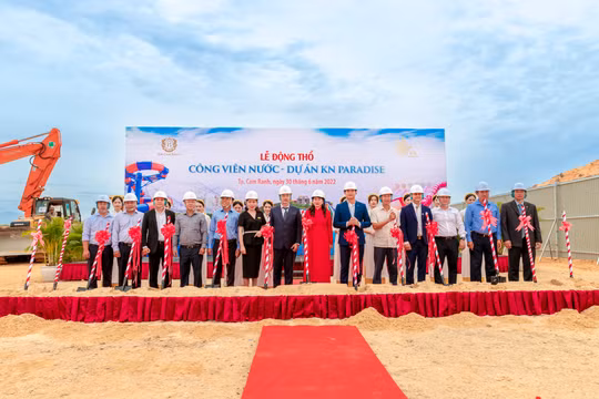 Đại diện Chủ đầu tư cùng các đối tác thực hiện nghi thức động thổ công viên nước tại dự án KN Paradise