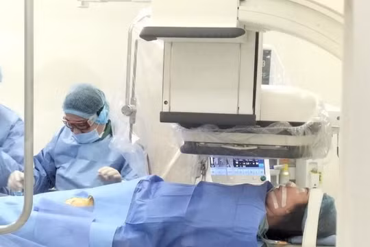 Ca can thiệp được các bác sĩ Vinmec Đà Nẵng thực hiện khẩn trương, chính xác trong vòng 1h đã cứu tính mạng chị Somaly đột quỵ do vỡ phình mạch não.