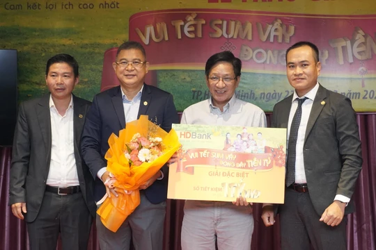 Đại diện lãnh đạo HDBank trao giải Đặc biệt – 01 tỷ đồng cho khách hàng Nguyễn Đình Đạo 