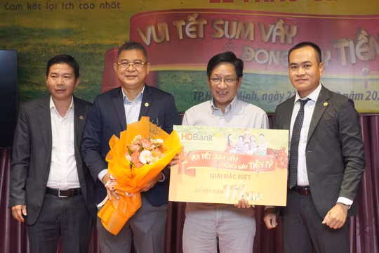 Đại diện lãnh đạo HDBank trao giải Đặc biệt – 01 tỷ đồng cho khách hàng Nguyễn Đình Đạo 