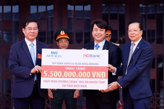 Ông Nguyễn Văn Hảo - Phó Tổng giám đốc Ngân hàng HDBank (giữa) và Ông Chu Việt Cường- Phó Tổng giám đốc Tập đoàn Sovico (bìa phải) trao tặng kinh phí xây dựng 100 căn nhà tình nghĩa với tổng giá trị 5,5 tỷ đồng cho tỉnh Điện Biên.
