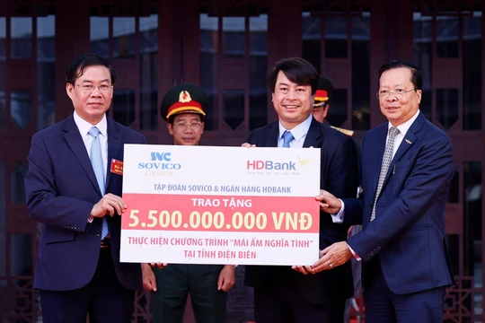 Ông Nguyễn Văn Hảo - Phó Tổng giám đốc Ngân hàng HDBank (giữa) và Ông Chu Việt Cường- Phó Tổng giám đốc Tập đoàn Sovico (bìa phải) trao tặng kinh phí xây dựng 100 căn nhà tình nghĩa với tổng giá trị 5,5 tỷ đồng cho tỉnh Điện Biên.