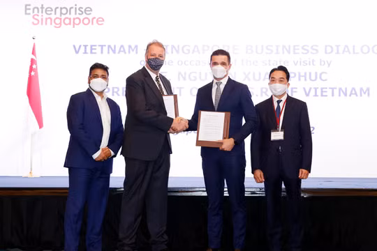 Đại diện Ngân hàng TMCP Phát triển TP.HCM (HD Bank) - Tổng giám đốc Ngân hàng số Marcin Miller trao thỏa thuận về tích hợp giải pháp công nghệ tiên tiến cho dịch vụ ngân hàng số tại Việt Nam cho Giám đốc Điều hành Châu Á Thái Bình Dương của Công ty Thought Machine (Anh) - Nick Wilde