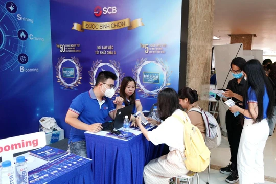 Tư vấn viên của SCB hướng dẫn kỹ lưỡng cho các bạn sinh viên tham gia trong Ngày hội tuyển dụng Ngân hàng – Chứng khoán.