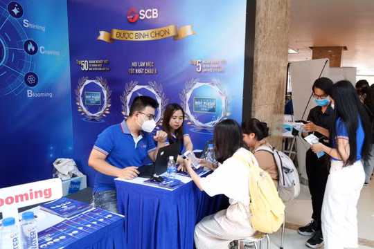 Tư vấn viên của SCB hướng dẫn kỹ lưỡng cho các bạn sinh viên tham gia trong Ngày hội tuyển dụng Ngân hàng – Chứng khoán.