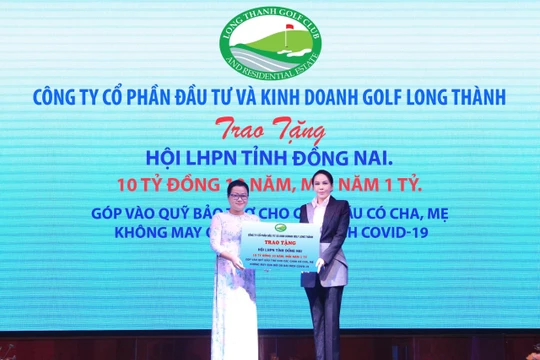Hội Liên hiệp Phụ nữ tỉnh Đồng Nai tiếp nhận tài trợ của Công ty CP Đầu tư & Kinh doanh Golf Long Thành tại sự kiện.
