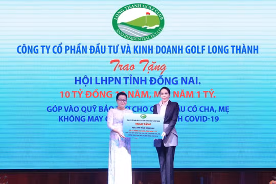 Hội Liên hiệp Phụ nữ tỉnh Đồng Nai tiếp nhận tài trợ của Công ty CP Đầu tư & Kinh doanh Golf Long Thành tại sự kiện.