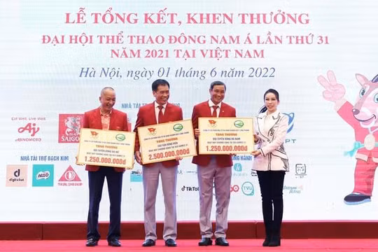 Bà Lê Nữ Thùy Dương – Phó Chủ tịch HĐQT Golf Long Thành trao bảng biểu trưng cho đại diện các vận động viên có thành tích thi đấu xuất sắc tại SEA Games 31 