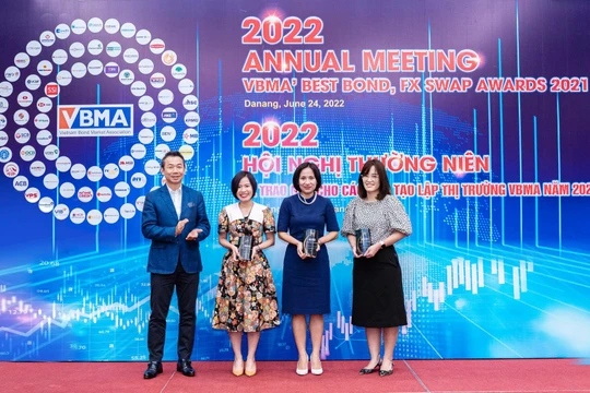 Đại diện SCB lên nhận giải thưởng