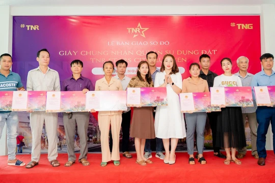Lễ bàn giao sổ đỏ - giấy chứng nhận quyền sử dụng đất tại khu đô thị TNR Stars City Lục Yên lần thứ hai trong năm 2022.