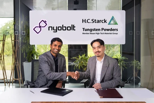 Đại diện HCS và Nyobolt ký thỏa thuận hợp tác đầu tư. 