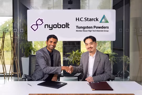 Đại diện HCS và Nyobolt ký thỏa thuận hợp tác đầu tư. 