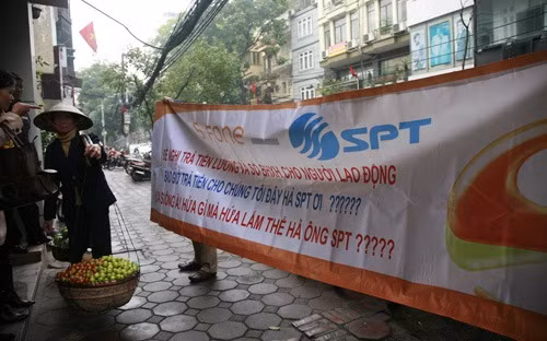 Hình ảnh nhân viên treo biểu ngữ đòi lãnh đạo SPT trả nợ lương, bảo hiểm xã hội, trợ cấp thất nghiệp… cách đây 4 năm