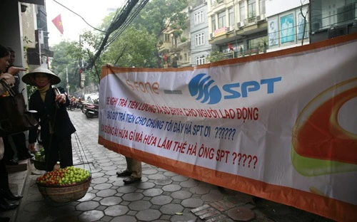 Hình ảnh nhân viên treo biểu ngữ đòi lãnh đạo SPT trả nợ lương, bảo hiểm xã hội, trợ cấp thất nghiệp… cách đây 4 năm