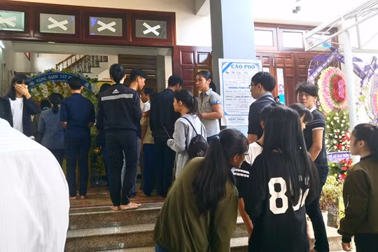 Hàng nghìn học sinh và thầy cô giáo đến viếng đám tang