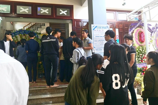Hàng nghìn học sinh và thầy cô giáo đến viếng đám tang