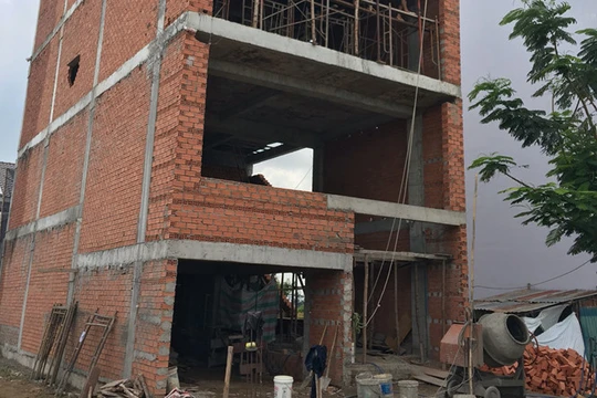 Việc cấp phép xây dựng tạm đang bị tắc bởi các quy định của pháp luật đá nhau