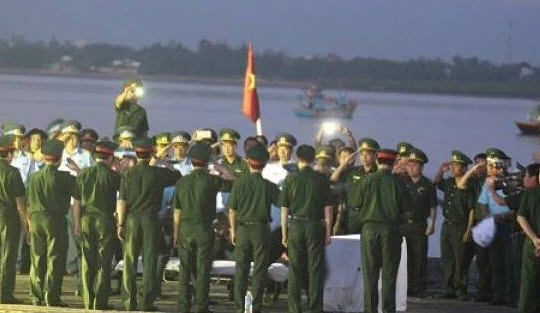 5h sáng 18/6, thi thể Thượng tá – Phi công Trần Quang Khải – người gặp nạn trên chiếc máy bay Su-30MK2 đã được đưa vào đất liền tại cảng Hải đội 2 Nghệ An. 
