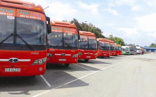 Ngân hàng Xây dựng, trước đây là Ngân hàng Đại Tín, đã cho nhóm công ty Phương Trang vay nhiều hơn gấp đôi vốn tự có của ngân hàng, và hiện vụ kiện tụng giữa hai đơn vị này đang gây thắc mắc cho dư luận. 