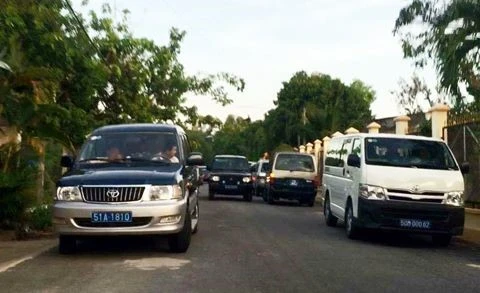 Xe biển xanh đậu trước nhà Giám đốc sở Lê Minh Tấn chiều 10/6.