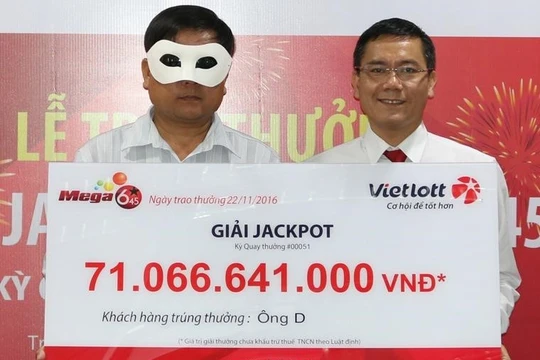 Đại diện Vietlott trao thưởng cho khách hàng