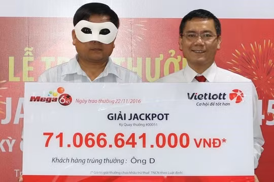 Đại diện Vietlott trao thưởng cho khách hàng
