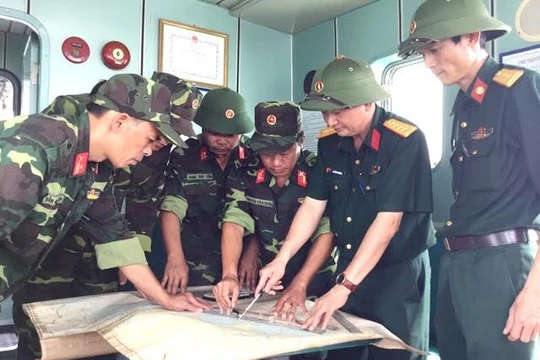 Cán bộ chiến sĩ Bộ Chỉ huy quân sự Quảng Ninh triển khai các phương án tìm kiếm.