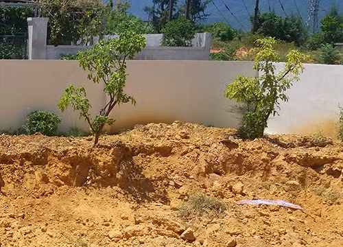 Khuôn viên của công viên thuộc tổ dân phố Hưng Thịnh (phường Kỳ Trinh) đang được xới lên để di dời chất thải của Fornosa