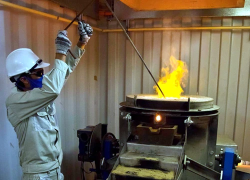 Việc nợ thuế khiến Công ty vàng Phước Sơn bị cưỡng chế, phải ngừng sản xuất. 