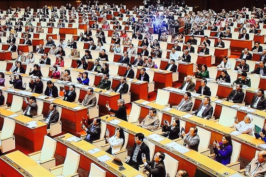 Đại biểu Quốc hội tán thành cấp thị thực điện tử cho người nước ngoài. Ảnh: Vân Ly