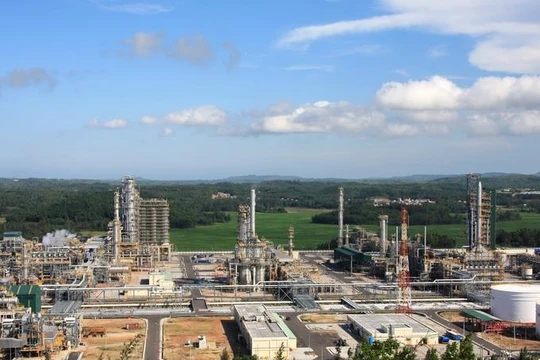 Từ khi NMLD Dung Quất đi vào hoạt động đến nay đã sản xuất được 40,79 triệu tấn sản phẩm, sản lượng tiêu thụ là 40,53 triệu tấn. Tổng doanh thu đạt 758,1 ngàn tỷ đồng. Nộp ngân sách nhà nước đạt 129,4 ngàn tỷ đồng