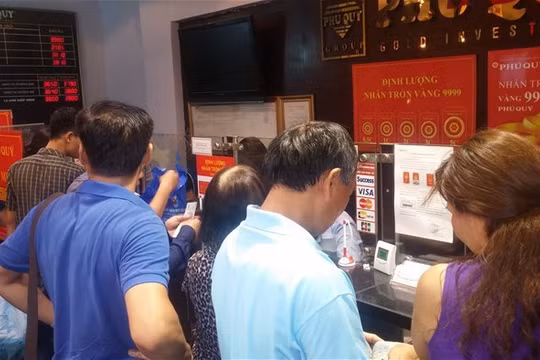 Người dân chờ mua vàng tại Hà Nội trong cơn "sốt vàng" đầu tuần trước.