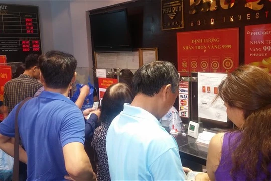 Người dân chờ mua vàng tại Hà Nội trong cơn "sốt vàng" đầu tuần trước.