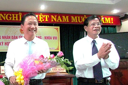 Ông Huỳnh Minh Chắc chúc mừng ông Trịnh Xuân Thanh được HĐND bầu làm Phó chủ tịch UBND tỉnh Hậu Giang vào tháng 5/2015. Ảnh: Báo Hậu Giang.