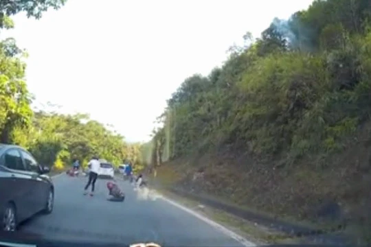 Video: Ô tô “điên” tông người ngã hàng loạt
