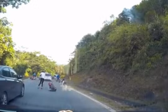 Video: Ô tô “điên” tông người ngã hàng loạt