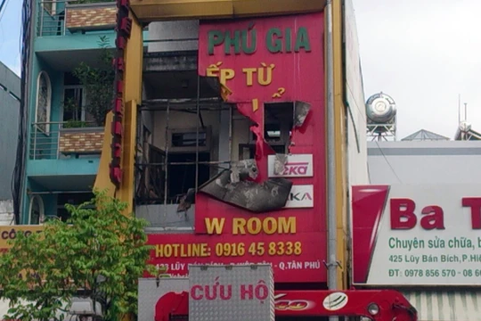 Tp. HCM: Cháy lớn tại cửa hàng bếp, 4 người thương vong