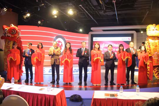 Các đại biểu cắt băng khánh thành Trung tâm Quay số mở thưởng