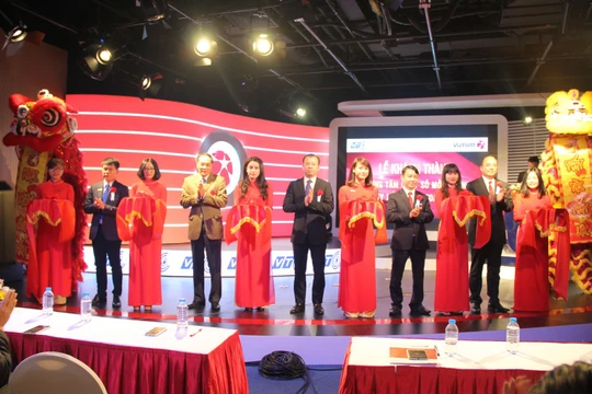 Các đại biểu cắt băng khánh thành Trung tâm Quay số mở thưởng