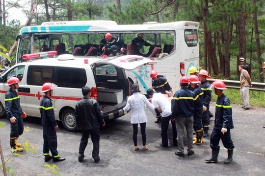 Hiện trường vụ tai nạn ở đoạn đèo đang sửa chữa.
